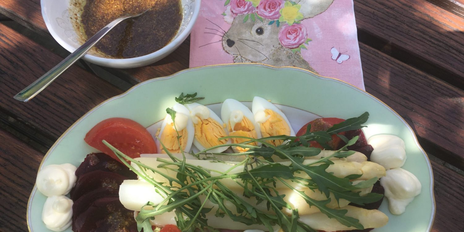Spargelsalat mit selbstgemachter Salatsauce Rucola Eier Tomaten Mayonnaise